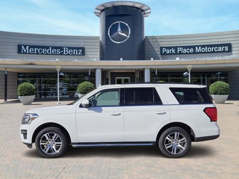 Used 2023 Ford Expedition XLT image 3