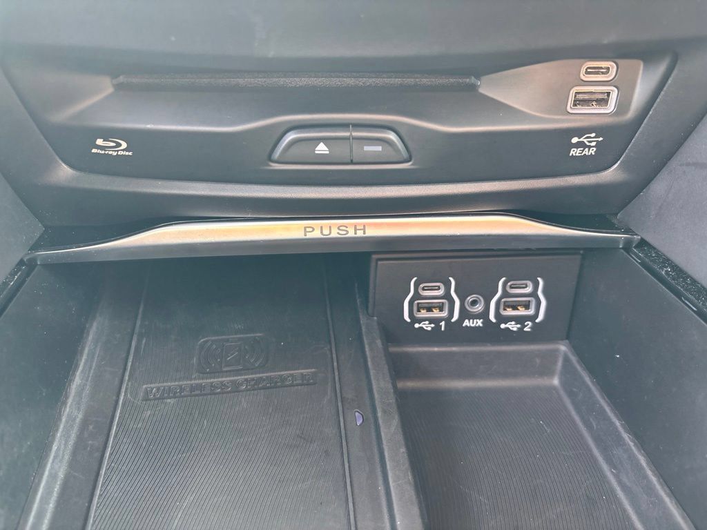 Used 2023 Chrysler Pacifica Pinnacle FWD image 22