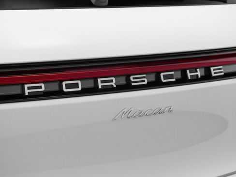 Used 2025 Porsche Macan image 18