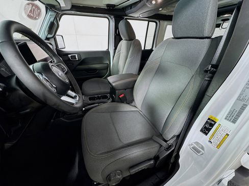 Used 2025 Jeep Wrangler Unlimited Sahara image 14