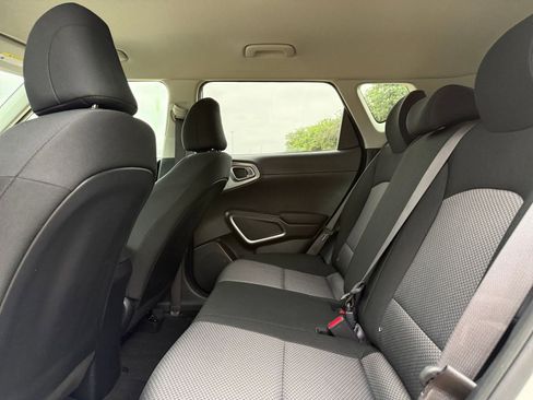 Used 2025 Kia Soul LX w/ LX Technology Package FWD image 25