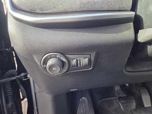 Used 2025 Jeep Compass Latitude image 33