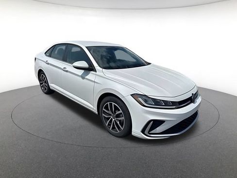 Used 2025 Volkswagen Jetta SE FWD image 1
