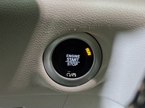 Used 2023 Chrysler Voyager LX image 19