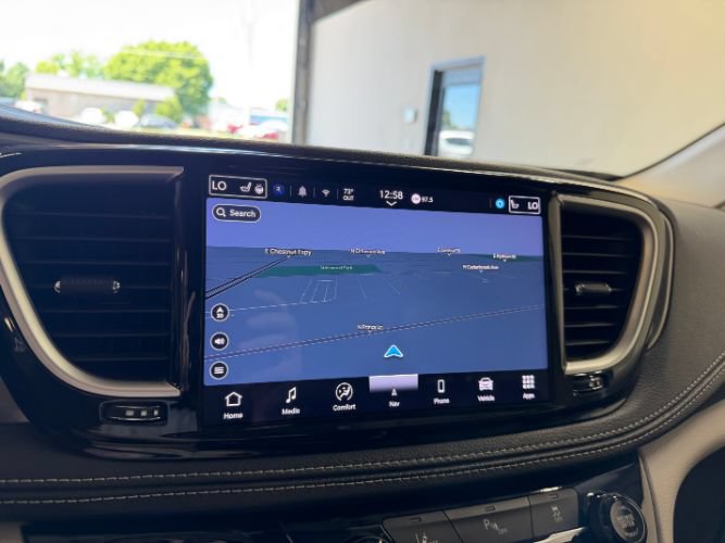 Used 2024 Chrysler Pacifica Limited FWD image 15