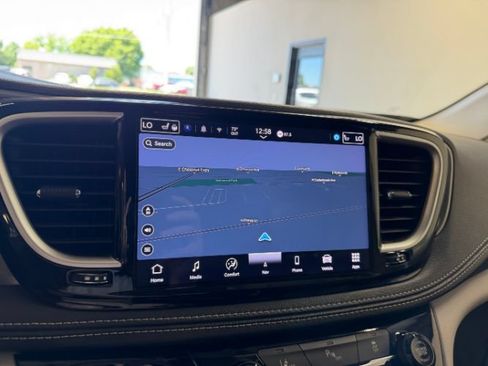Used 2024 Chrysler Pacifica Limited FWD image 15