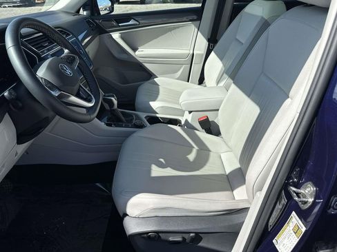 Used 2023 Volkswagen Tiguan SE w/ Panoramic Sunroof Package image 21