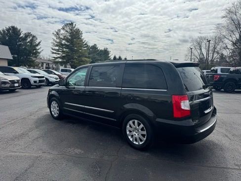 Used 2016 Chrysler Town & Country Touring image 27
