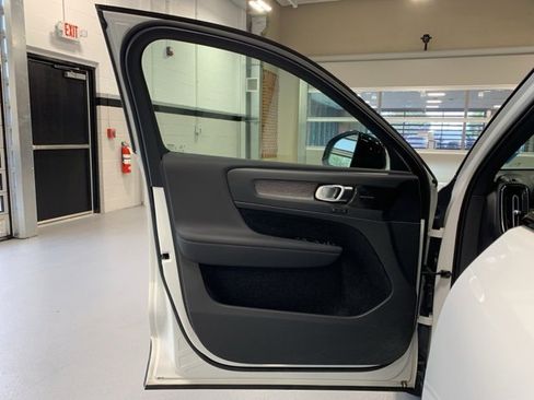 Used 2022 Volvo XC40 T5 R-Design w/ Climate Package image 10