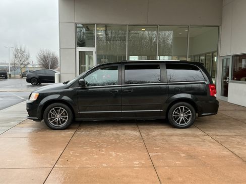 Used 2016 Dodge Grand Caravan SXT image 19