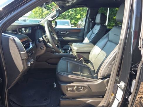 Used 2025 GMC Yukon XL Denali AWD/4WD image 11