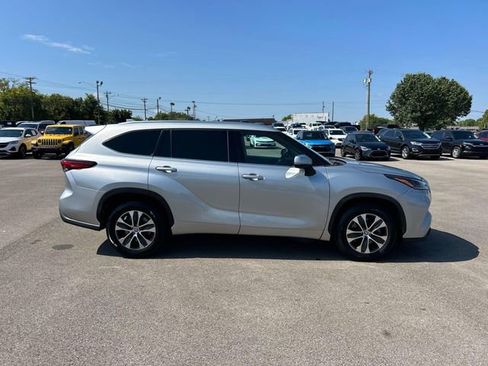 Used 2021 Toyota Highlander XLE image 3