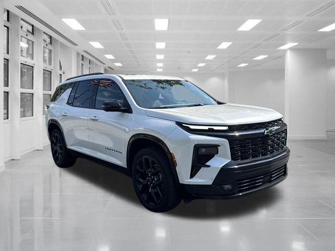 Used 2025 Chevrolet Traverse RS FWD image 3