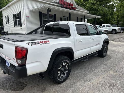 Used 2018 Toyota Tacoma TRD Off-Road AWD/4WD image 5