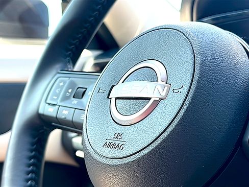 Used 2025 Nissan Pathfinder SL FWD image 32
