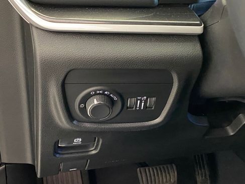 Used 2023 Jeep Grand Cherokee Altitude image 19