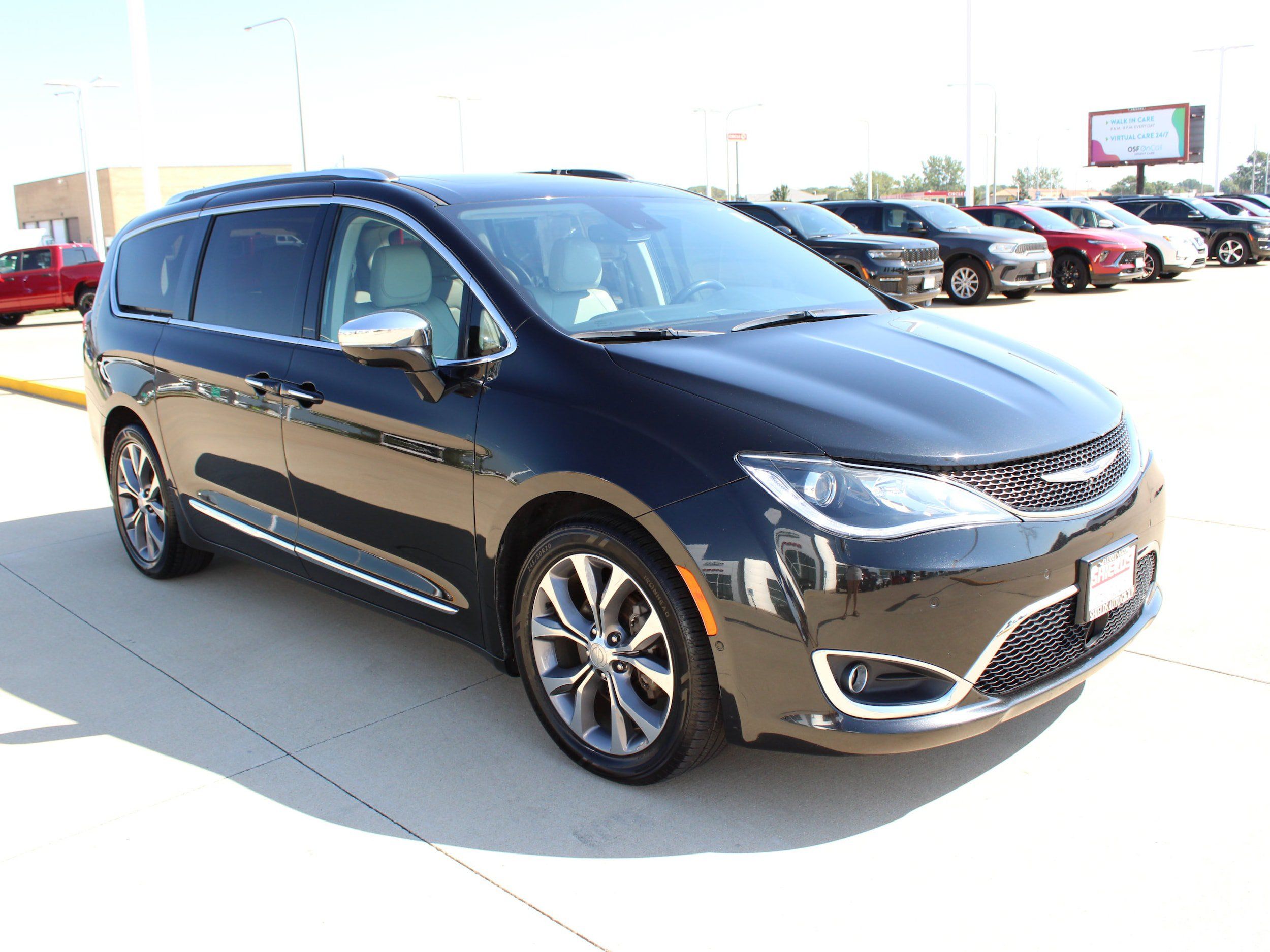 Used 2020 Chrysler Pacifica Limited w/ Tire & Wheel Group FWD image 7