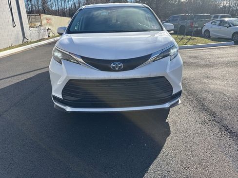 Used 2024 Toyota Sienna LE image 3