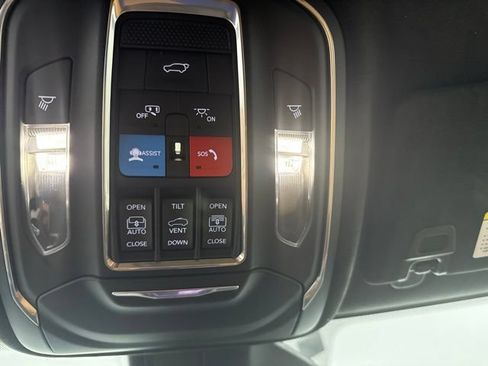 Used 2025 Jeep Grand Cherokee Summit AWD/4WD image 41