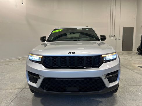 Used 2024 Jeep Grand Cherokee Altitude image 3
