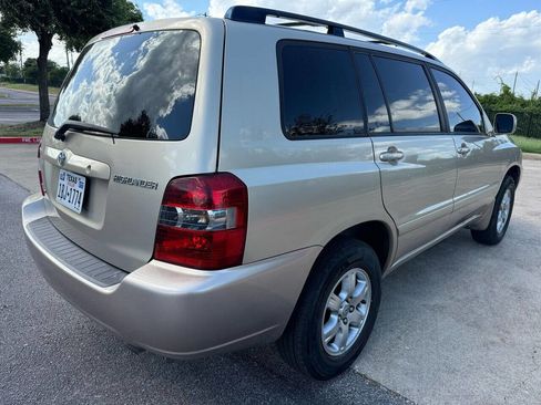 Used 2005 Toyota Highlander 4WD V6 w/ 3rd Row image 7