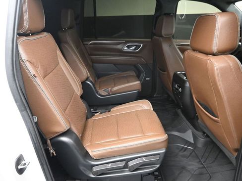 Used 2023 Chevrolet Suburban High Country w/ Premium Package 2 AWD/4WD image 39