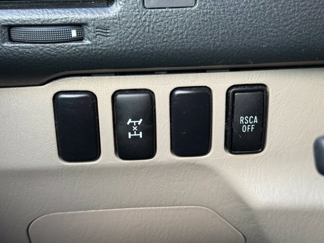 Used 2004 Toyota 4Runner SR5 AWD/4WD image 23