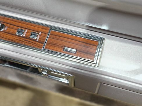 Used 1988 Lincoln Town Car Signature RWD image 37