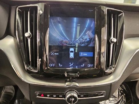 Used 2019 Volvo XC60 T5 Momentum image 18
