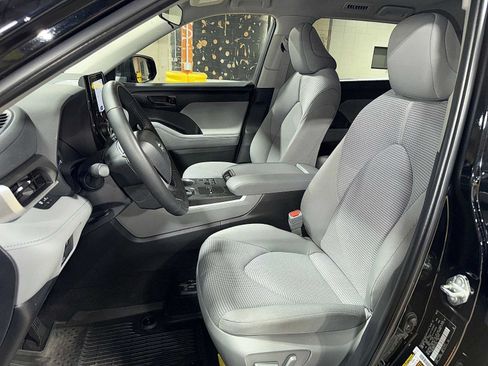 Used 2024 Toyota Highlander LE FWD image 15