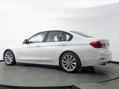 Used 2018 BMW 320i xDrive Sedan AWD/4WD image 4