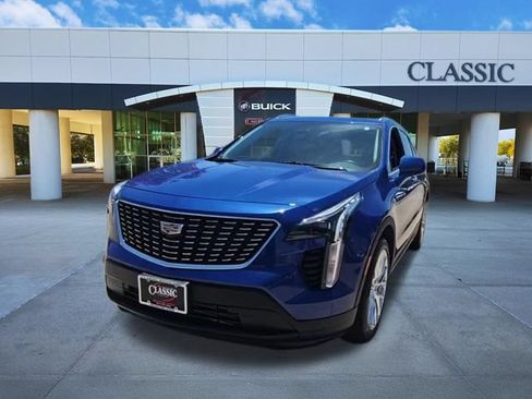 Used 2023 Cadillac XT4 Luxury w/ Cold Weather Package FWD image 3
