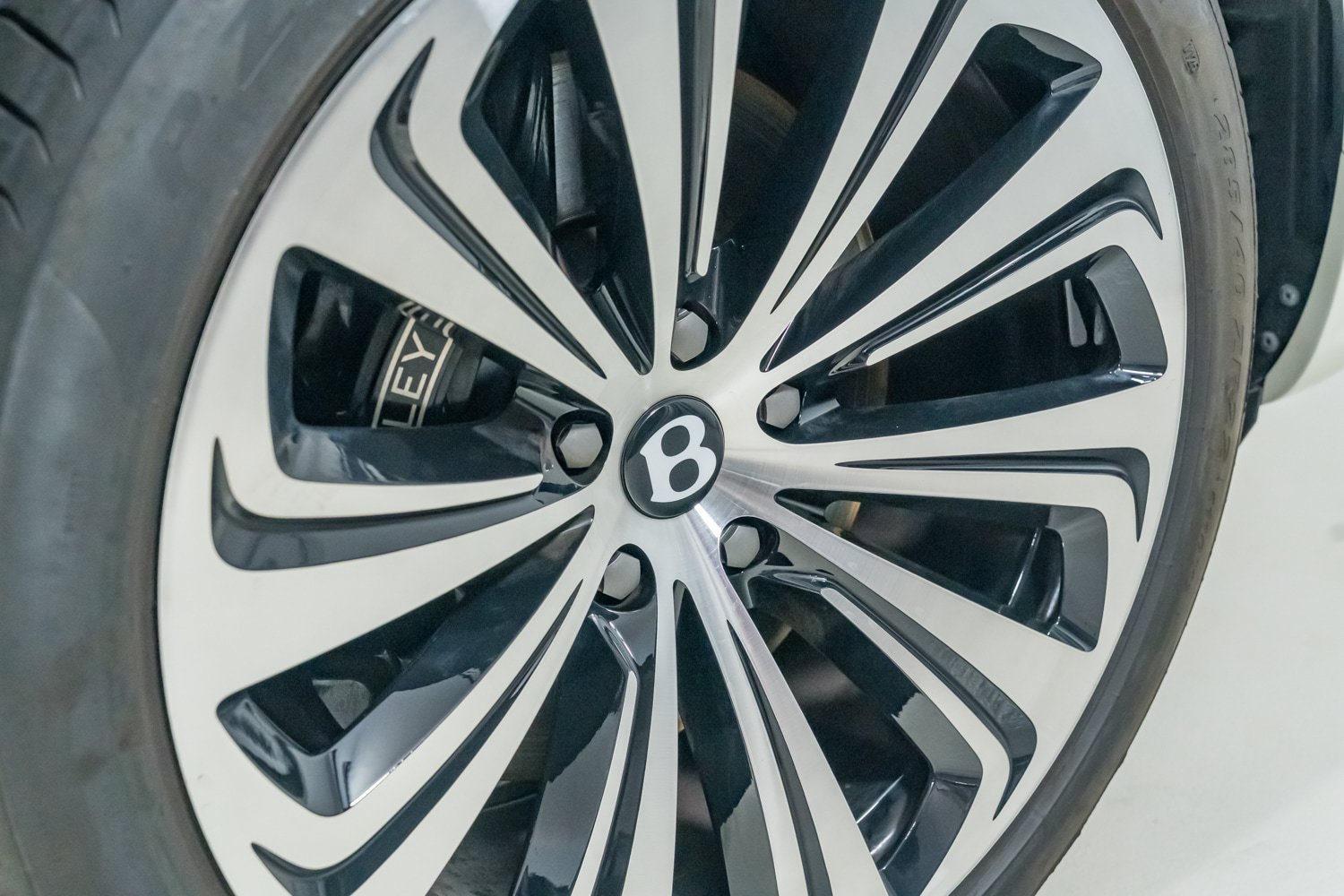 Used 2023 Bentley Bentayga AWD/4WD image 35