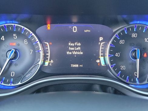 Used 2022 Chrysler Pacifica Touring-L image 10