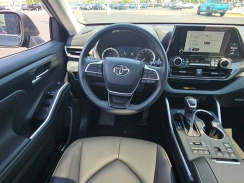 Certified 2025 Toyota Highlander XLE AWD/4WD image 9