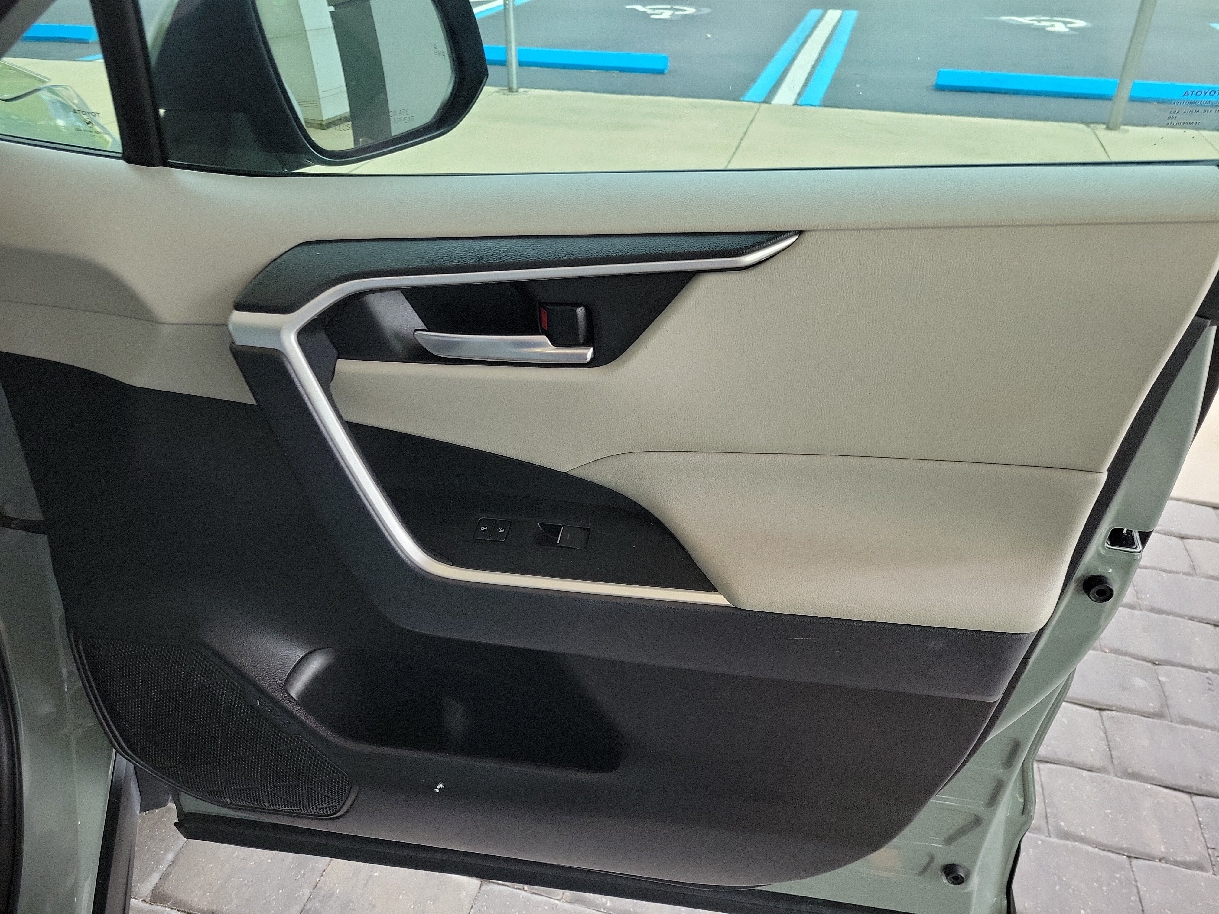 Used 2022 Toyota RAV4 XLE w/ Convenience Package FWD image 32