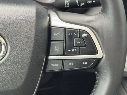Used 2024 Toyota Highlander XLE FWD image 13