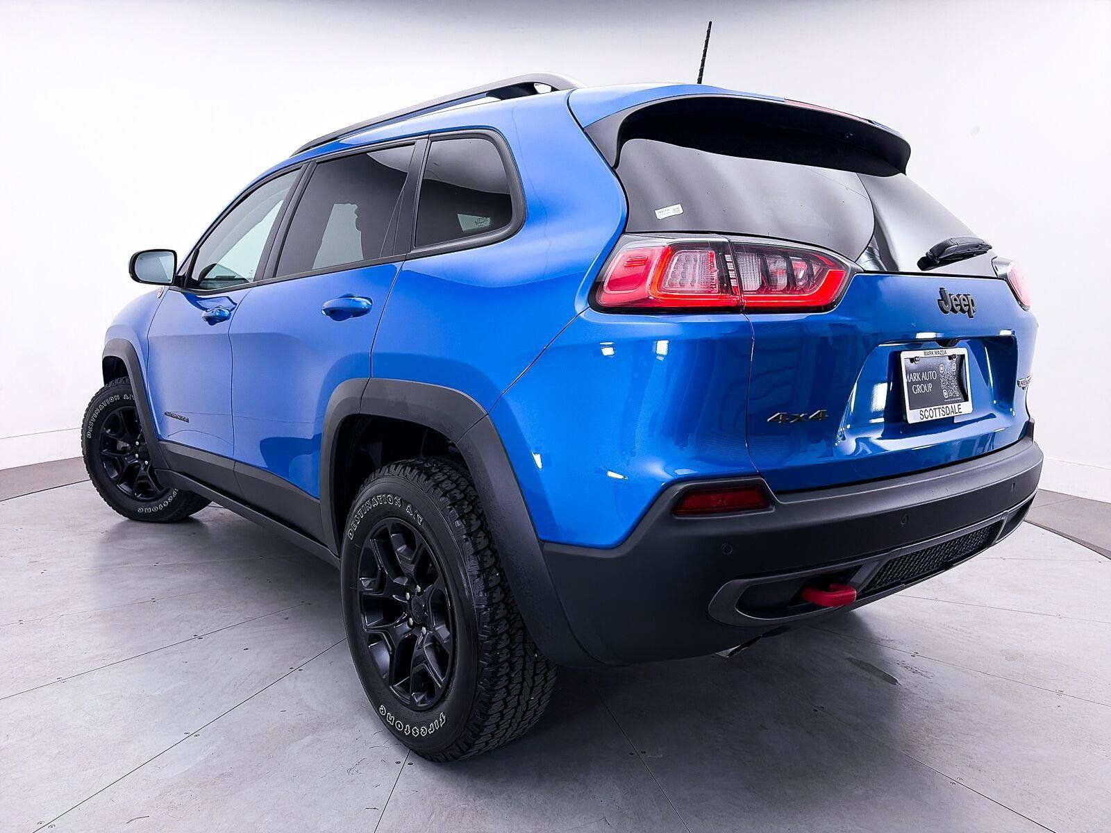 Used 2019 Jeep Cherokee Trailhawk w/ Cold Weather Group AWD/4WD image 2