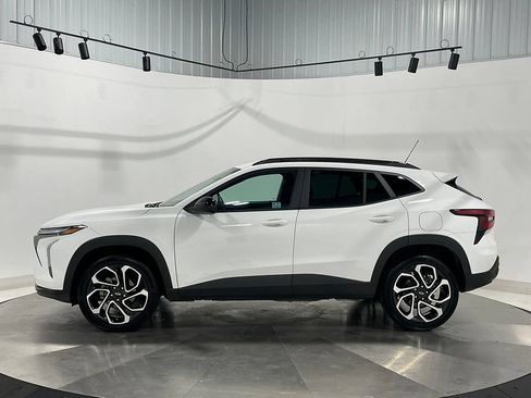 Used 2025 Chevrolet Trax RS FWD image 14