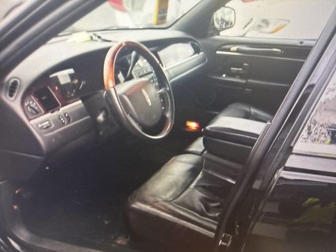 Used 2010 Lincoln Town Car Signature Limited RWD image 3