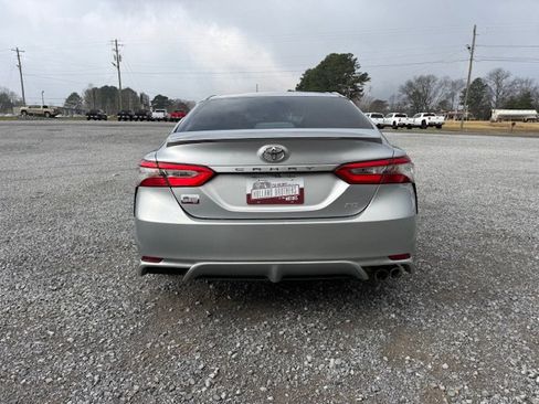 Used 2018 Toyota Camry SE image 2