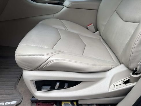 Used 2020 Cadillac Escalade Luxury RWD image 18