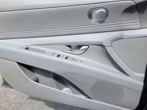 New 2025 Hyundai Elantra SEL image 17