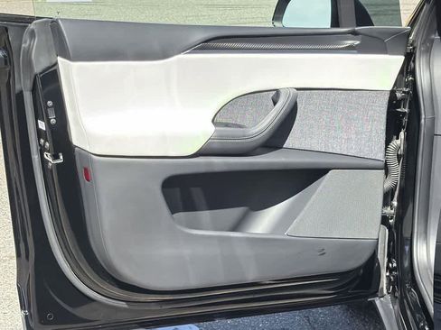 Used 2022 Tesla Model X Plaid image 21