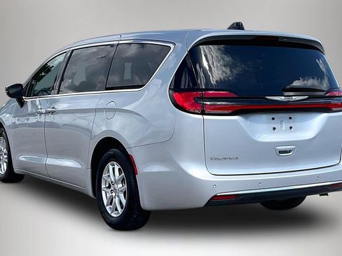 Certified 2024 Chrysler Pacifica Touring-L FWD image 4
