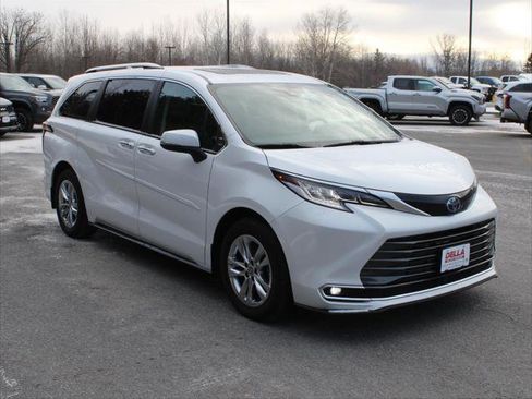 Certified 2023 Toyota Sienna Limited image 3