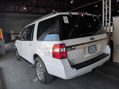 Used 2015 Ford Expedition XLT RWD image 4