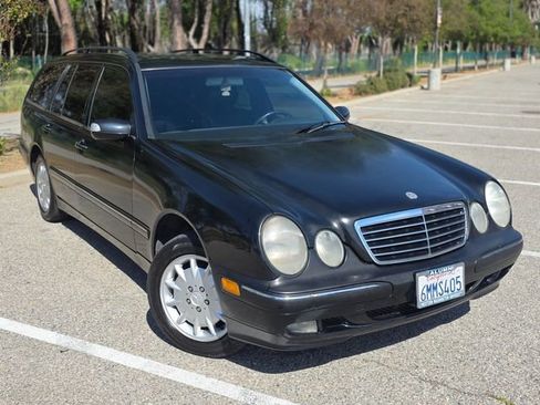 Used 2000 Mercedes-Benz E 320 4MATIC Wagon image 3