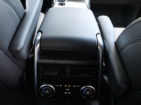 Used 2025 Land Rover Range Rover SE AWD/4WD image 29