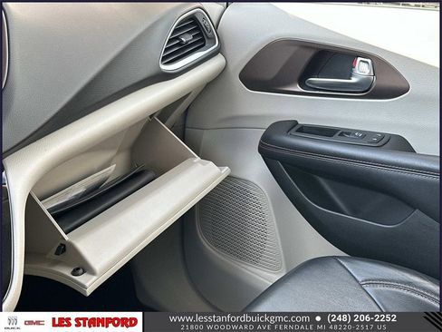 Used 2018 Chrysler Pacifica Touring-L image 35